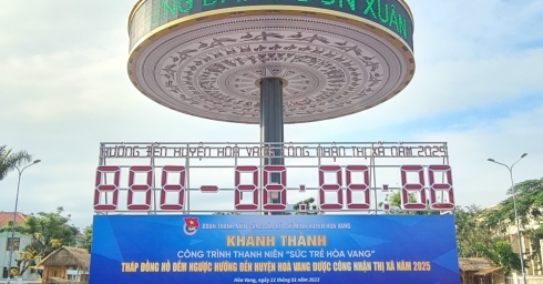 Trụ tháp đồng hồ Hoà Vang