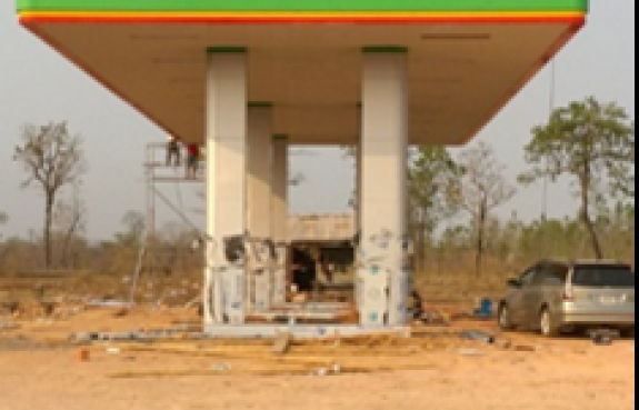 Trạm xăng dầu Lào