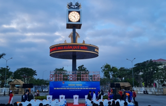 Trụ tháp đồng hồ Hoà Vang