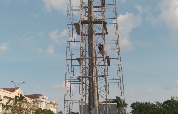 Trụ tháp đồng hồ Hoà Vang