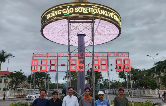Trụ tháp đồng hồ Hoà Vang