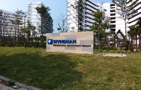 BẢNG TÊN WYNDHAM + HỘP ĐÈN ROLYA  SHORE