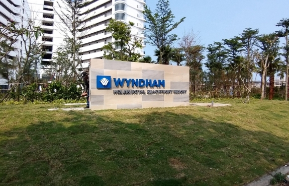 BẢNG TÊN WYNDHAM + HỘP ĐÈN ROLYA  SHORE