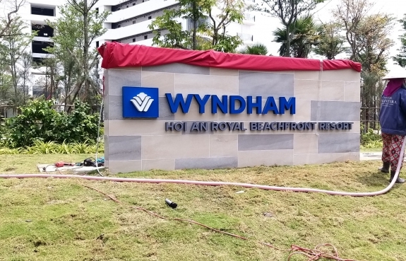 BẢNG TÊN WYNDHAM + HỘP ĐÈN ROLYA  SHORE